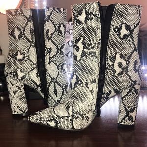 BEAUTIFUL FAUX SNAKESKIN BOOTIES